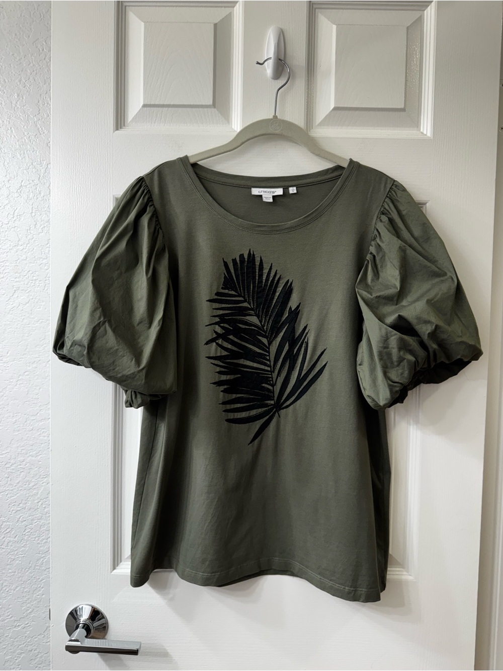 Chico's Olive Green Puff Sleeve Graphic Tee Sz 1 (US 8) - Picture 3 of 8